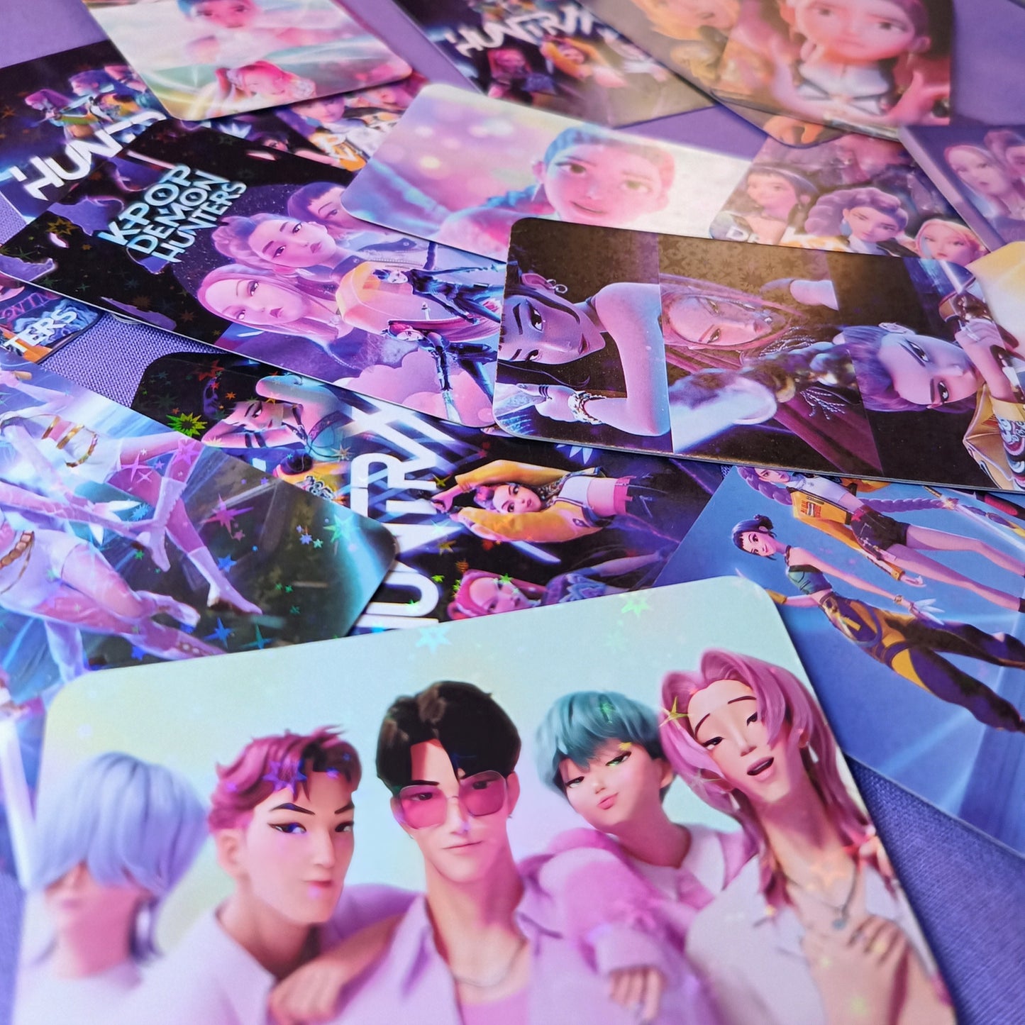 K-Pop Demon Hunters uitdeelcadeautjes en traktaties. Speciaal voor Huntr/x en Saya Boys fans!