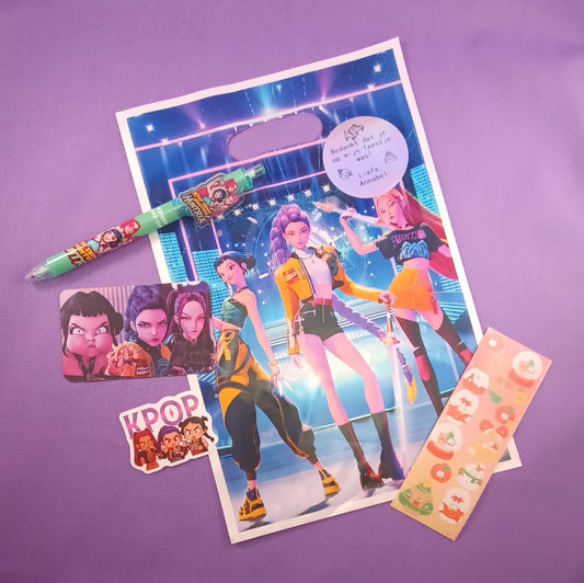 K-Pop Demon Hunters uitdeelcadeautjes en traktaties. Speciaal voor Huntr/x en Saya Boys fans! 