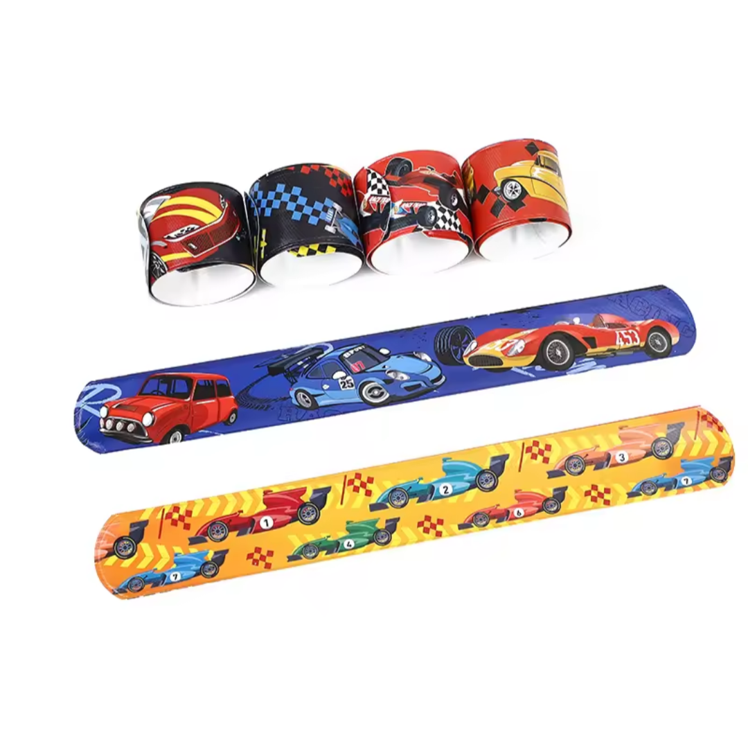 Leuke en originele uitdeelcadeautjes en traktatie cadeautjes. Raceauto klaparmbandjes 